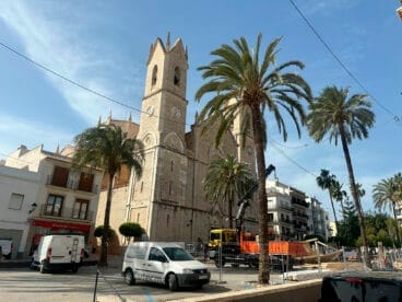 Grúas, camiones y operarios en la Basílica Puríssima Xiqueta i Sant Pere Apòstol de Benissa