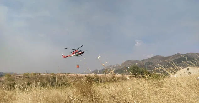 Una quema descontrolada desata un incendio forestal en la Vall de Laguar 1 Imagen: Helicóptero de extinción de incendios (archivo)
