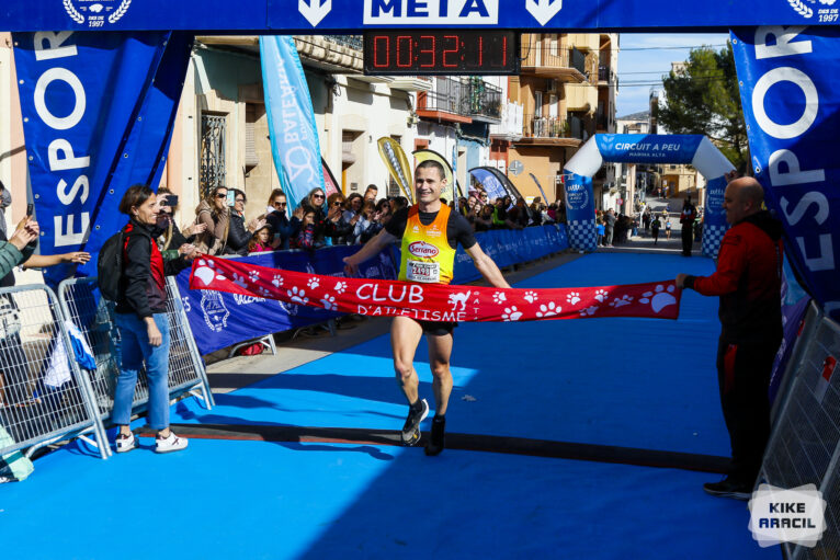 Juan Gimeno cruzando la meta