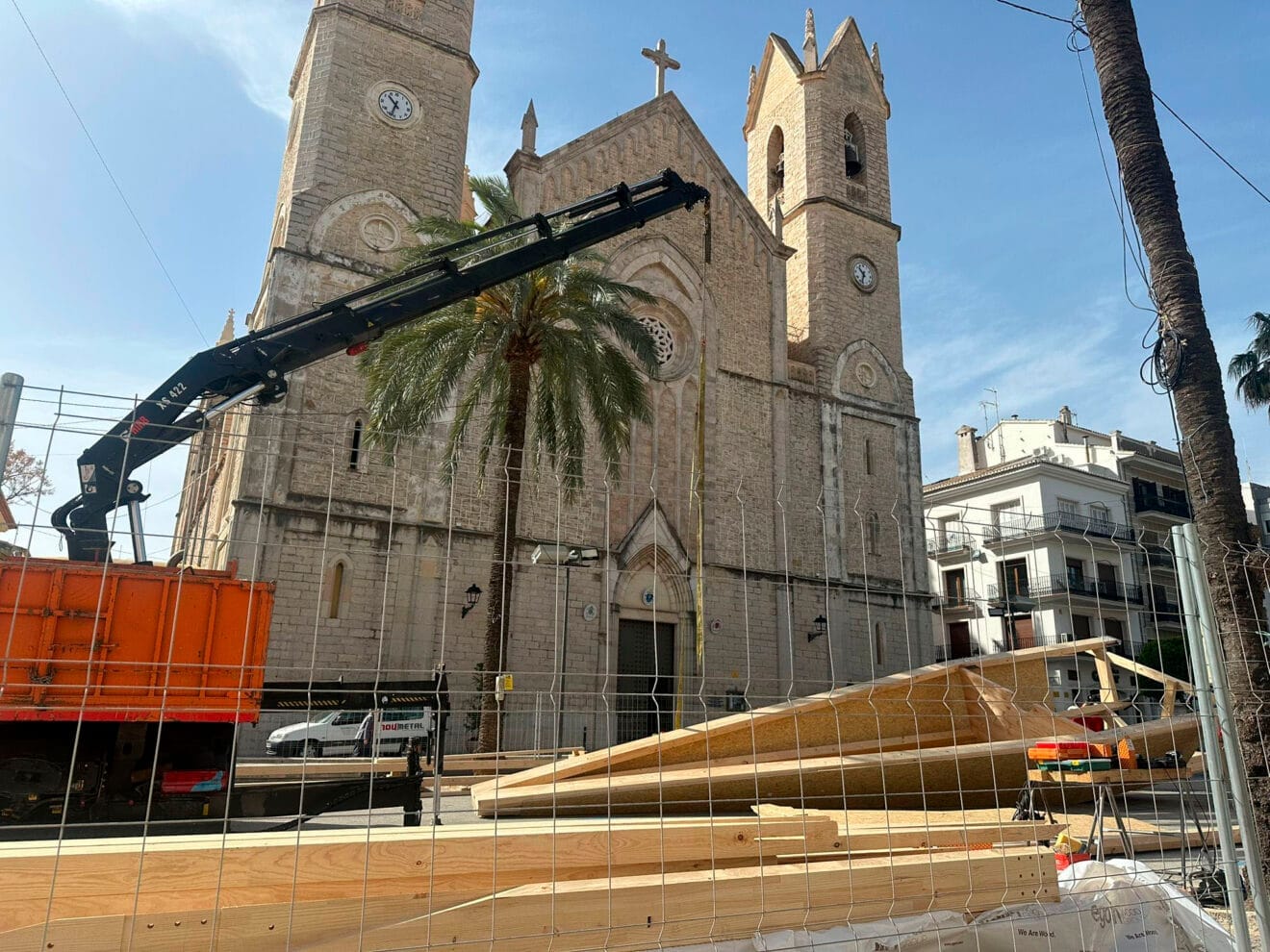 La Basílica Puríssima Xiqueta i Sant Pere Apòstol esperando a recibir las agujas