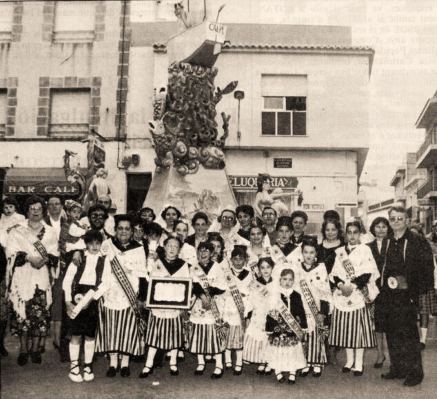 Imagen: La Falla Calp Vell en la plaza de España en 1986 - Jackycalp Ifac
