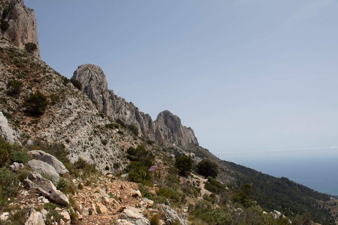 Ladera y señalización de la Serra de Bèrnia i Ferrer