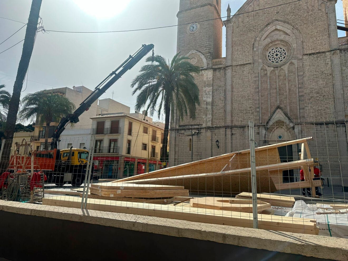 Las grandes estructuras de las torres de la Basílica Puríssima Xiqueta i Sant Pere Apòstol de Benissa