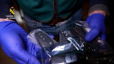 Llaves y elementos falsificados para la venta ilegal de vehículos en la Marina Alta