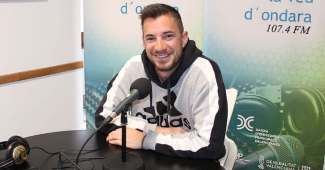 Imagen: Lluís Fornés, concejal de Deportes de Ondara, informa sobre la preinscripción a las Escoles Esportives Municipals