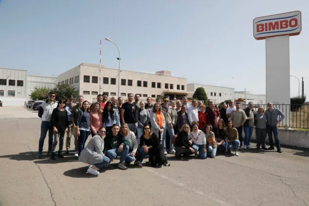 Imagen: Los trabajadores de Bimbo El Verger  se despiden de la fábrica