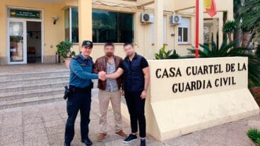 Los vecinos de Xàbia junto a la Guardia Civil tras detener al delincuente que robaba en la Marina Alta