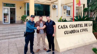 los vecinos de xabia junto a la guardia civil tras detener al delincuente que robaba en la marina alta
