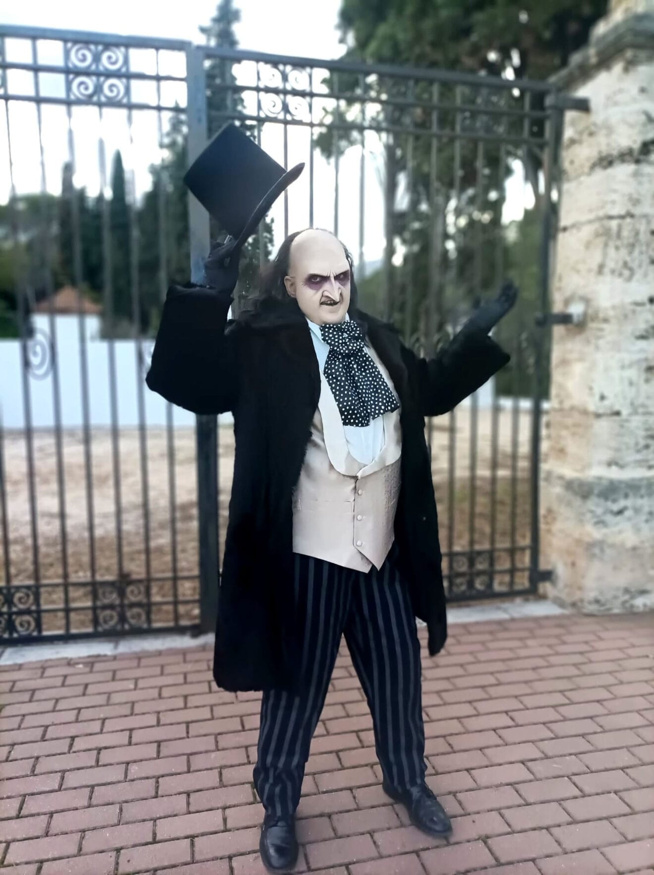 Maite Server bajo el personaje del Pingüino (Batman) de Danny DeVito