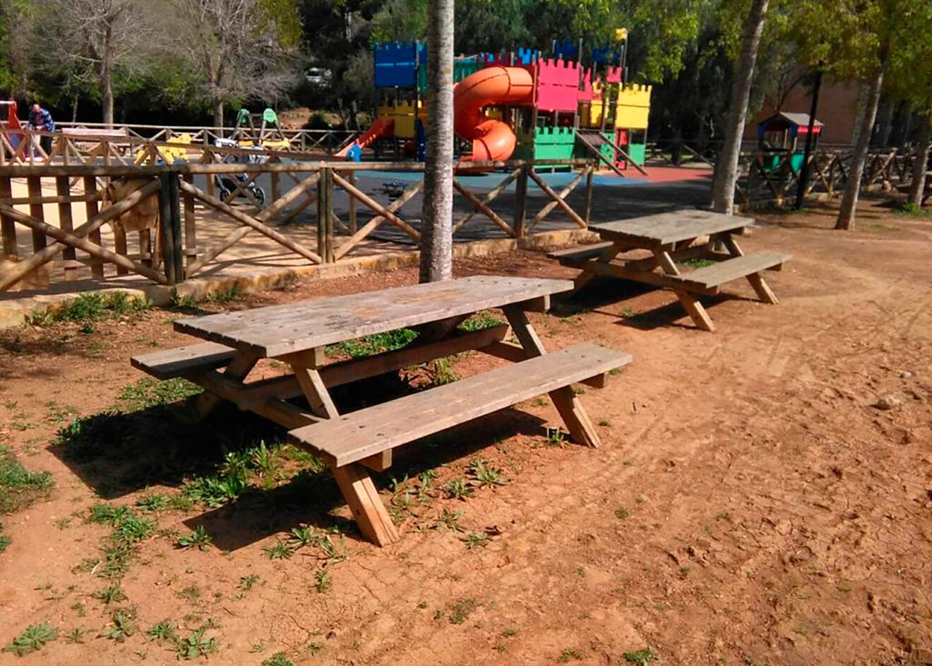 Mesas y zona de juego en el parque Pinosol de Xàbia
