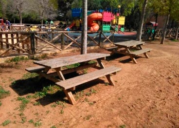 Mesas y zona de juego en el parque Pinosol de Xàbia