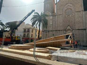 Montaje de los pináculos de la Basílica Puríssima Xiqueta i Sant Pere Apòstol de Benissa