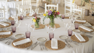 Montaje de mesa vestida con decoración elegante para banquetes