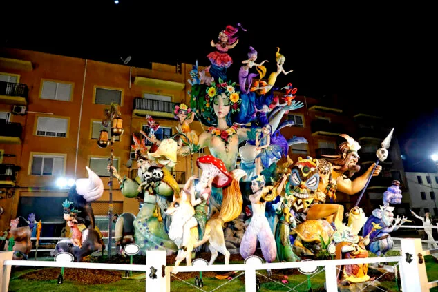 Imagem: Grande monumento do Baix la Mar Falla em Dénia em 2024