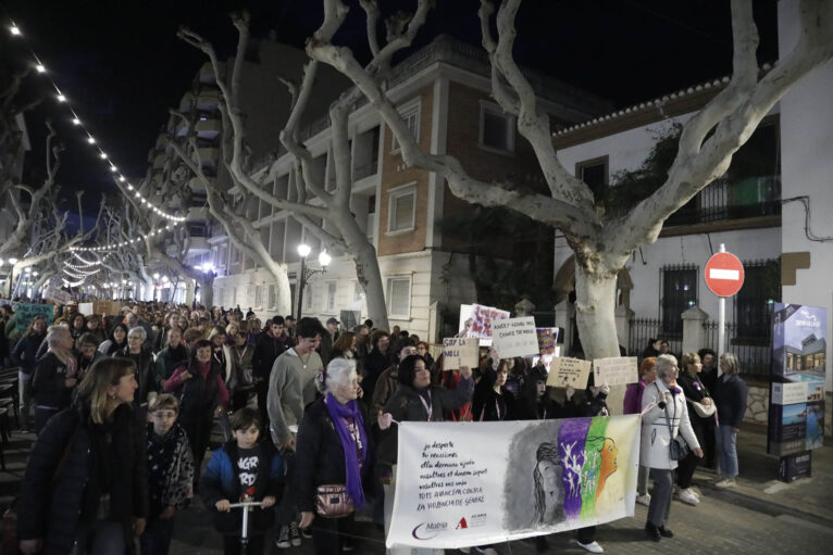 Multitud de personas en la manifestación del 8M en Dénia este 2024