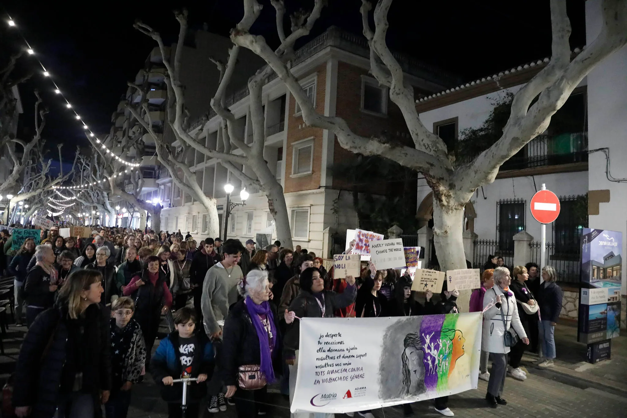 multitud de personas en la manifestacion del 8m en denia este 2024