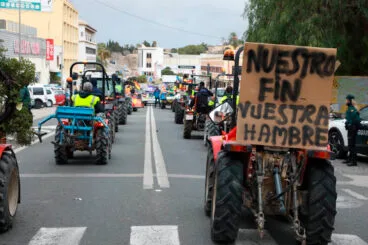 Pancartas y tractores reunidos en Benissa