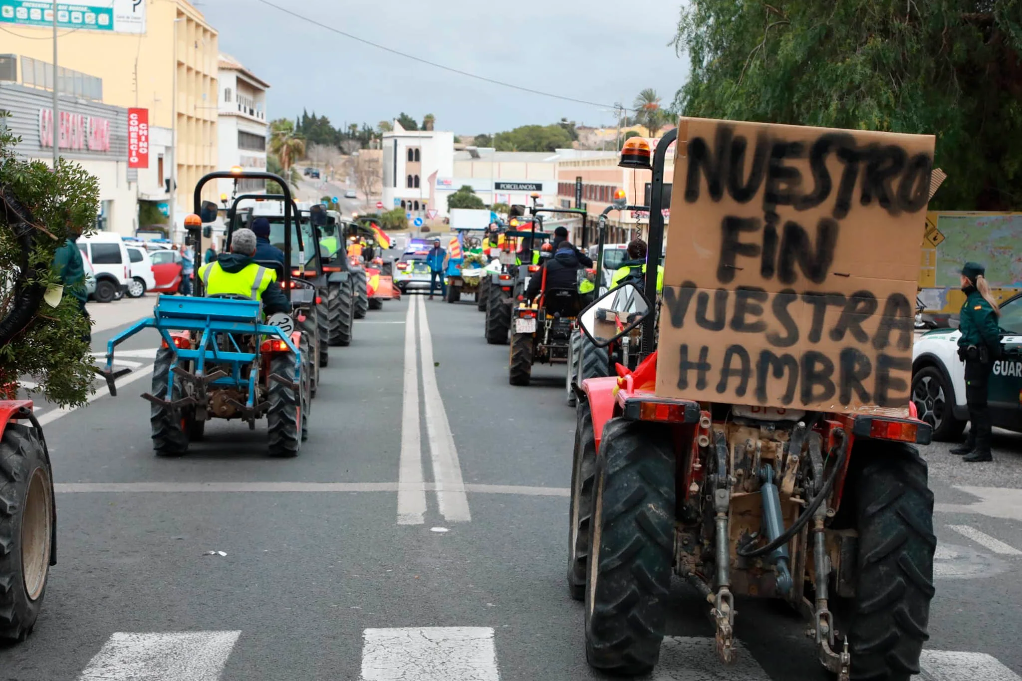 pancartas y tractores reunidos en benissa