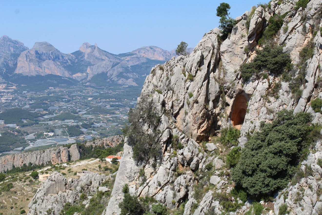 Pared de la Sierra de Bèrnia con una cueva