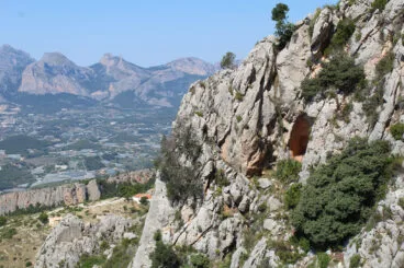 Pared de la Sierra de Bèrnia con una cueva