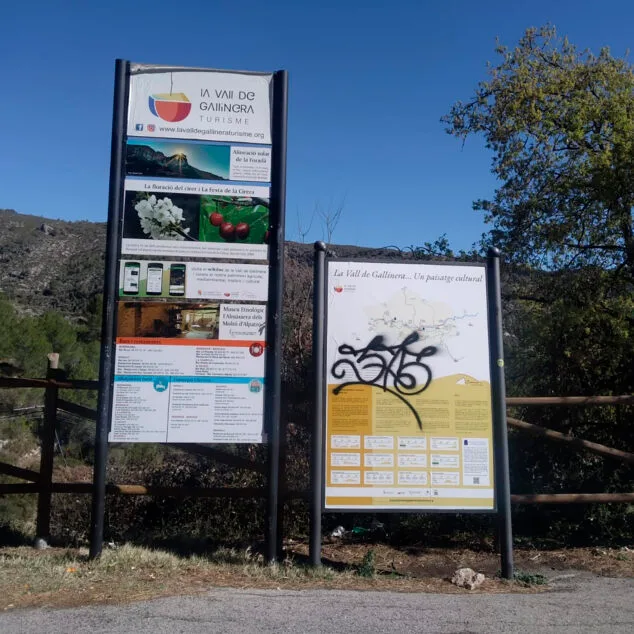 Imagen: Pintadas en la cartelería del mirador de la Carroja de la Vall de Gallinera