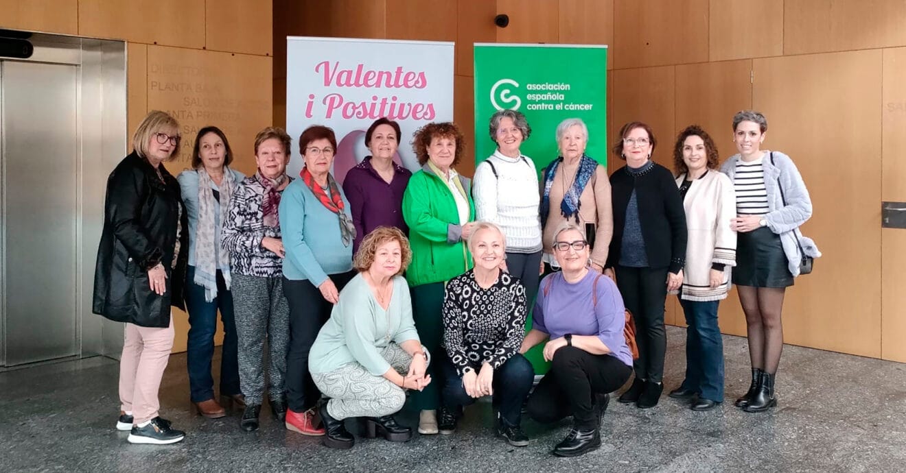 Representantes de la AECC El Verger tras el sainete de Valentes i Positives en la Casa de Cultura vergerina