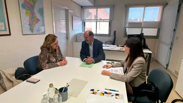 Educación «ningunea y abandona» los proyectos de construcción del CEE Gargasindi y el segundo IES de Calp 1 Imagen: Reunión de Ana Sala, alcaldesa de Calp, Mariola Mulet, concejal de Educación, y Rafael Valcárcel, Director General de Infraestructuras Educativas