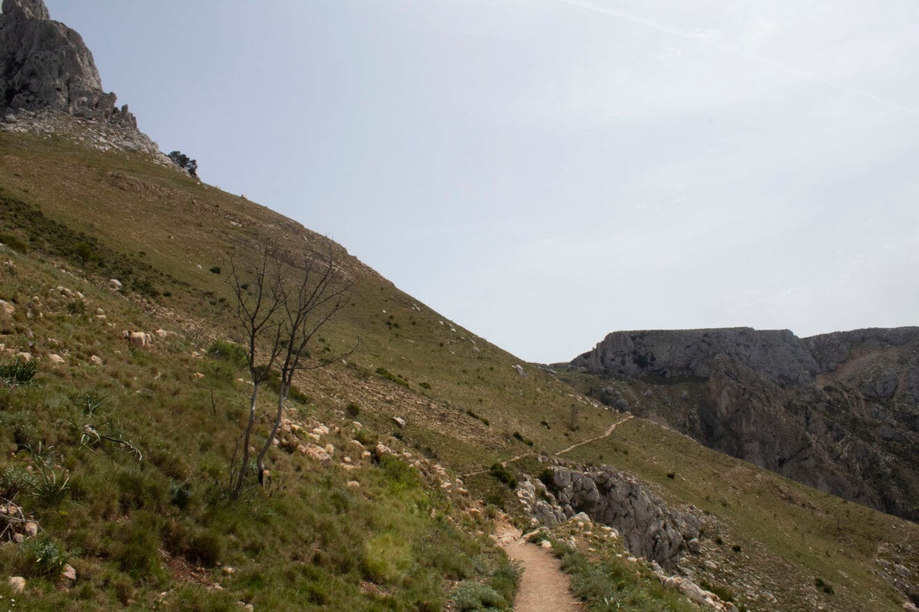 Sendero en la Sierra de Bèrnia