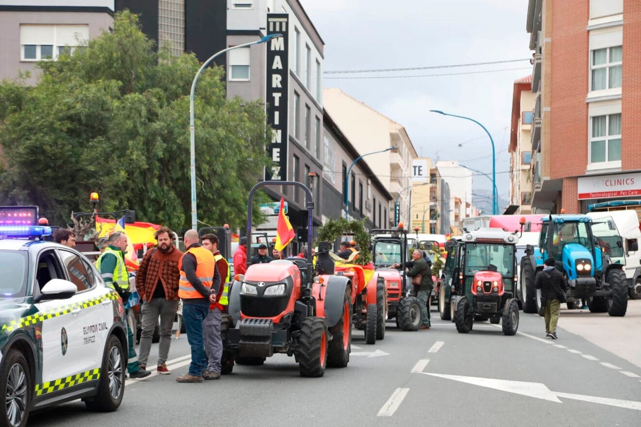 Tractores y participantes de la marcha por el sector primario de la Marina Alta