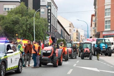 Tractores y participantes de la marcha por el sector primario de la Marina Alta
