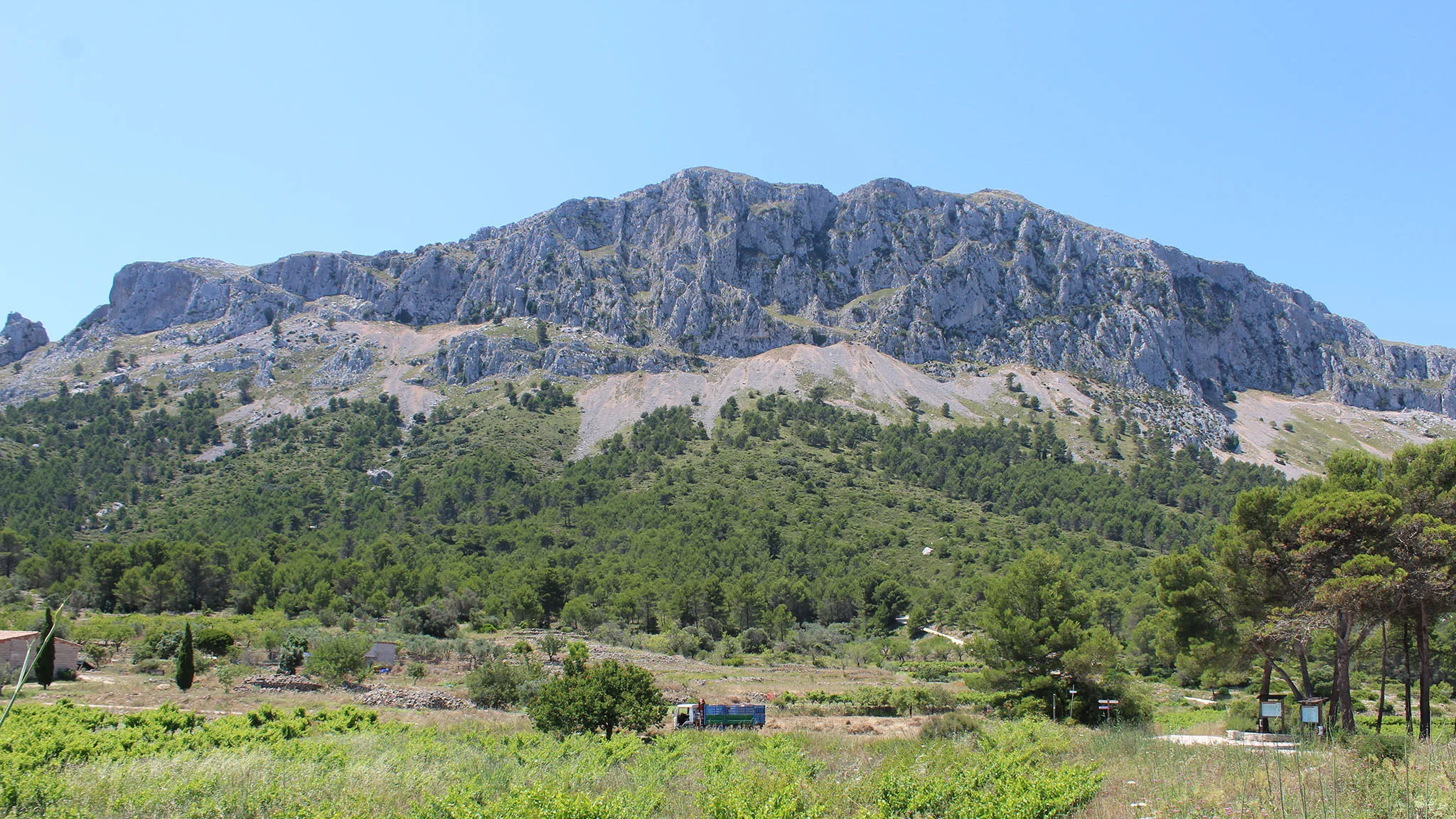 vista de la sierra de bernia desde les cases de bernia