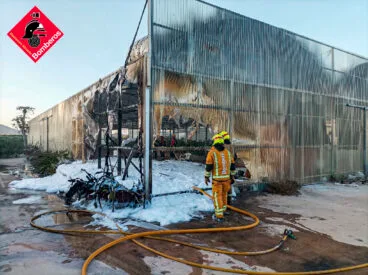 vivero incendiado en pego