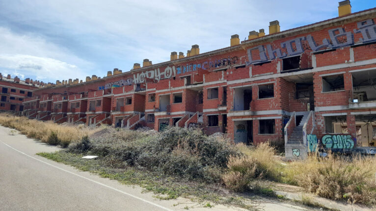 Viviendas adosadas abandonadas en la Penya Rotja de Pego