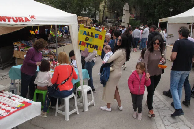 La Fireta de Sant Vicent de Benidoleig supera con éxito el primer día 30 ambiente de la fireta de sant vicent de benidoleig 2024 04