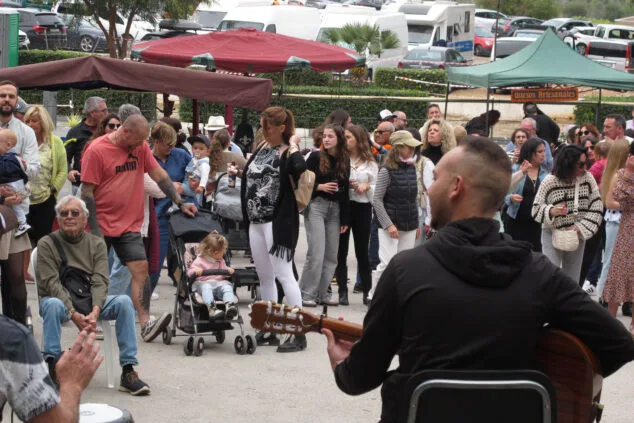 La Fireta de Sant Vicent de Benidoleig supera con éxito el primer día 7 ambiente de la fireta de sant vicent de benidoleig 2024 09