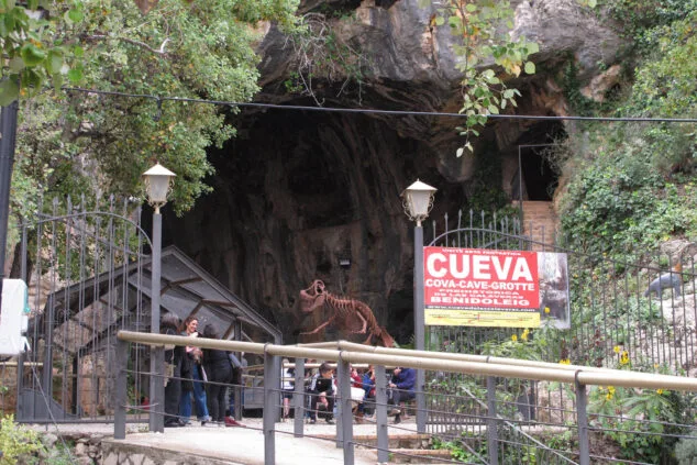 La Fireta de Sant Vicent de Benidoleig supera con éxito el primer día 8 ambiente de la fireta de sant vicent de benidoleig 2024 10