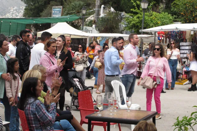 La Fireta de Sant Vicent de Benidoleig supera con éxito el primer día 24 ambiente de la fireta de sant vicent de benidoleig 2024 27