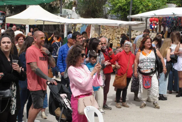 La Fireta de Sant Vicent de Benidoleig supera con éxito el primer día 25 ambiente de la fireta de sant vicent de benidoleig 2024 28