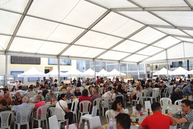 Imagen: Ambiente en la carpa del MitjaFava Fest de Benitatxell