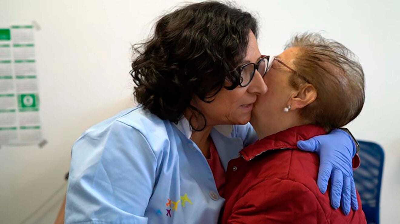 Amelia Montaner, enfermera en la Vall de Gallinera, y su paciente en Alpatró Dolores Seguí