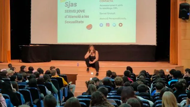 Alumnos de Pedreguer, Orba, Ondara y Gata reflexionan sobre la sexualidad saludable y la igualdad con la activista Amelia Tiganus 1 Imagen: Amelia Tiganus en la charla con alumnos de la Marina Alta