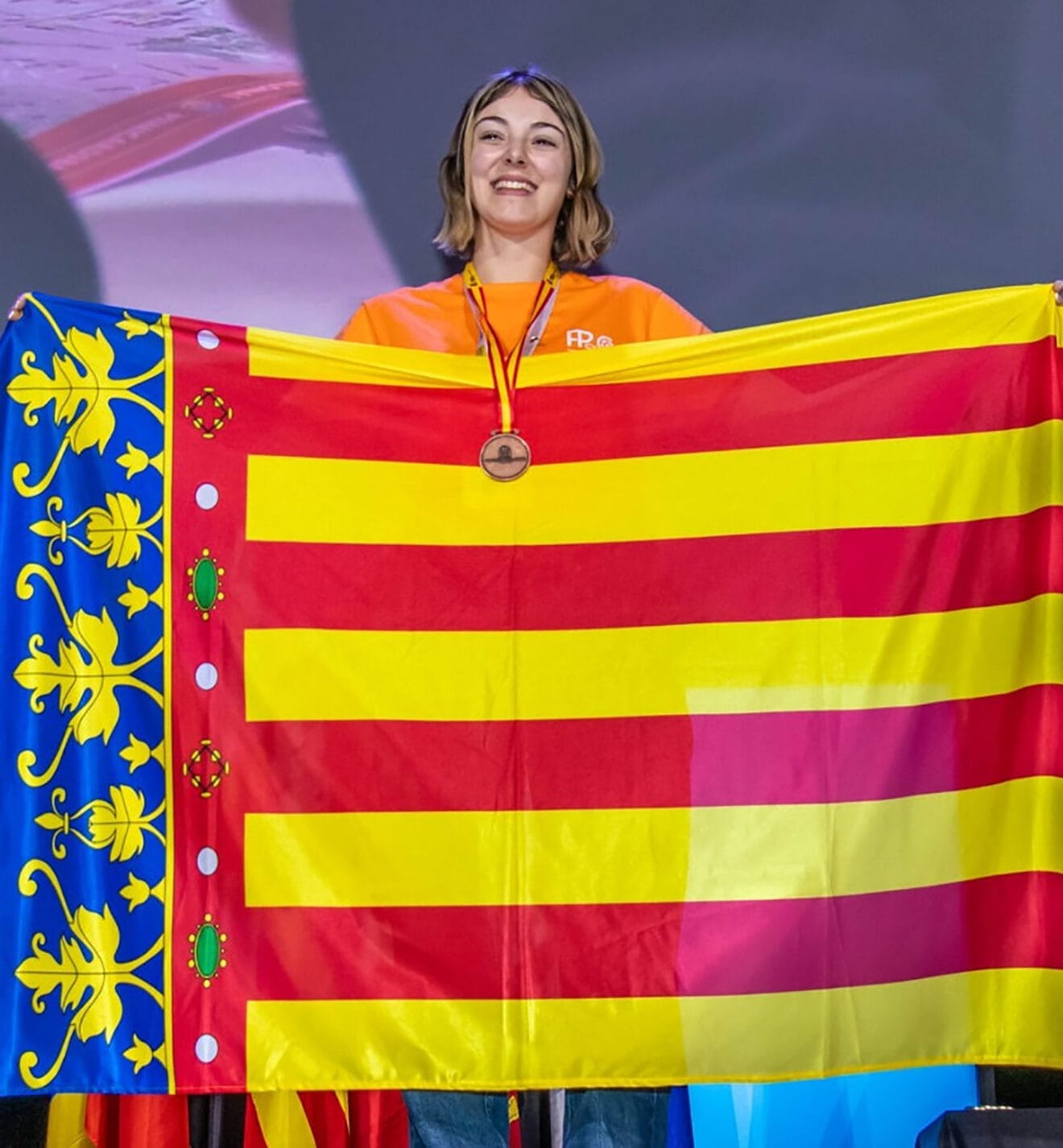ngela Pérez en el podio con la medalla de bronce
