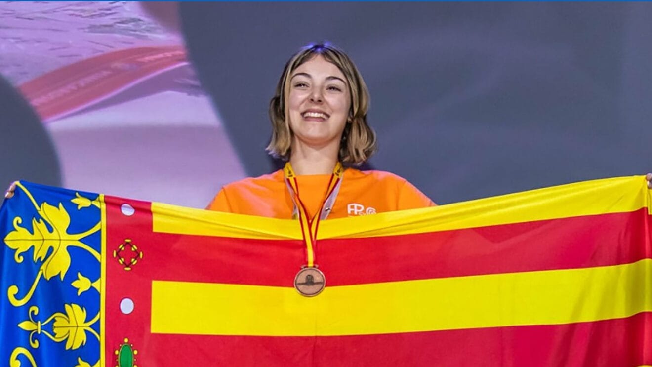 ngela Pérez en el podio con la medalla de bronce destacada