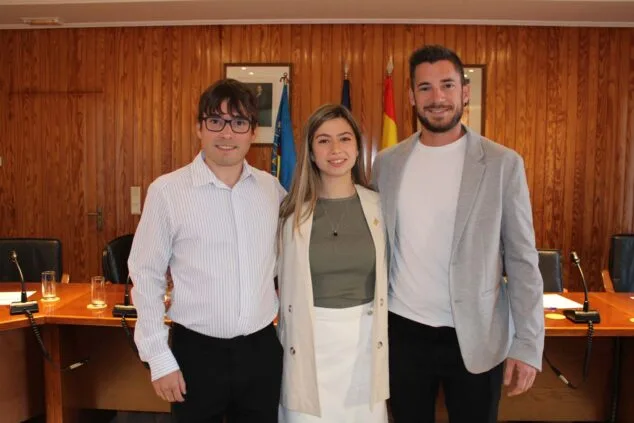 Imagen: ngels Grimalt Vives junto a sus compañeros de Compromís en el gobierno de Ondara, Jordi Dominguis y Lluís Fornés