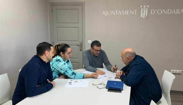 Imagen: Área técnica y Policía de Ondara en el estudio de cambio de sentido