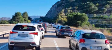 Atasco de coches en la AP-7 en El Verger por el incendio de otro vehículo