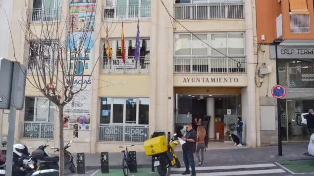 Imagen: Ayuntamiento de Calp desde la calle