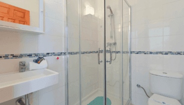 Baño renovado para ofrecerte grandes comodidades durante la estancia