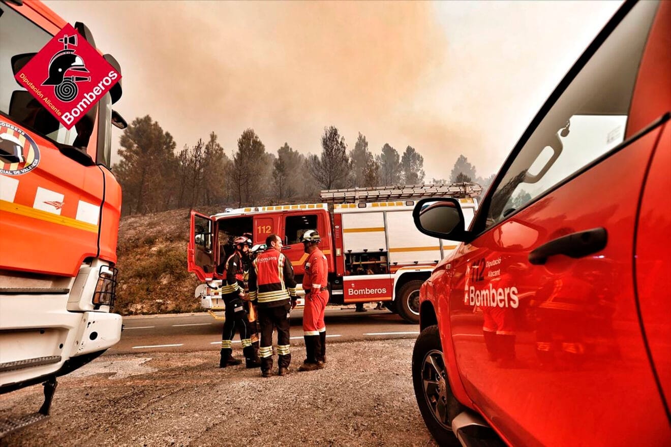 Bomberos de Alicante en el incendio de Tàrbena