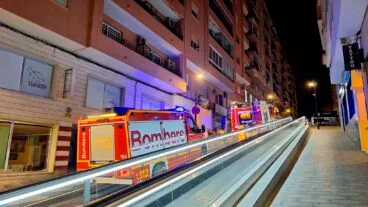 bomberos junto al edificio de la calle murillo de calp